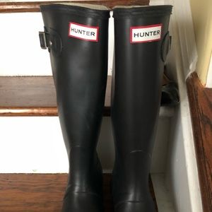Black hunter boots